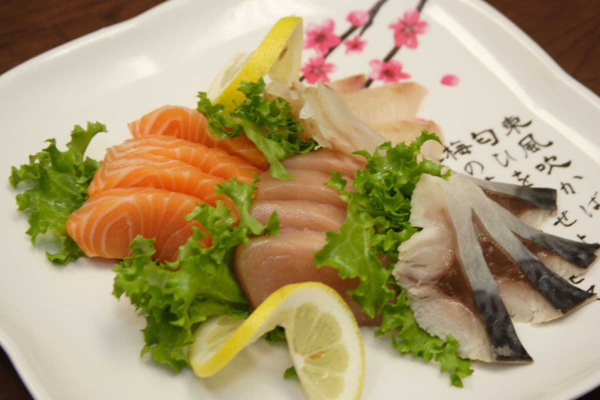Assorted Sashimi (16 pcs)