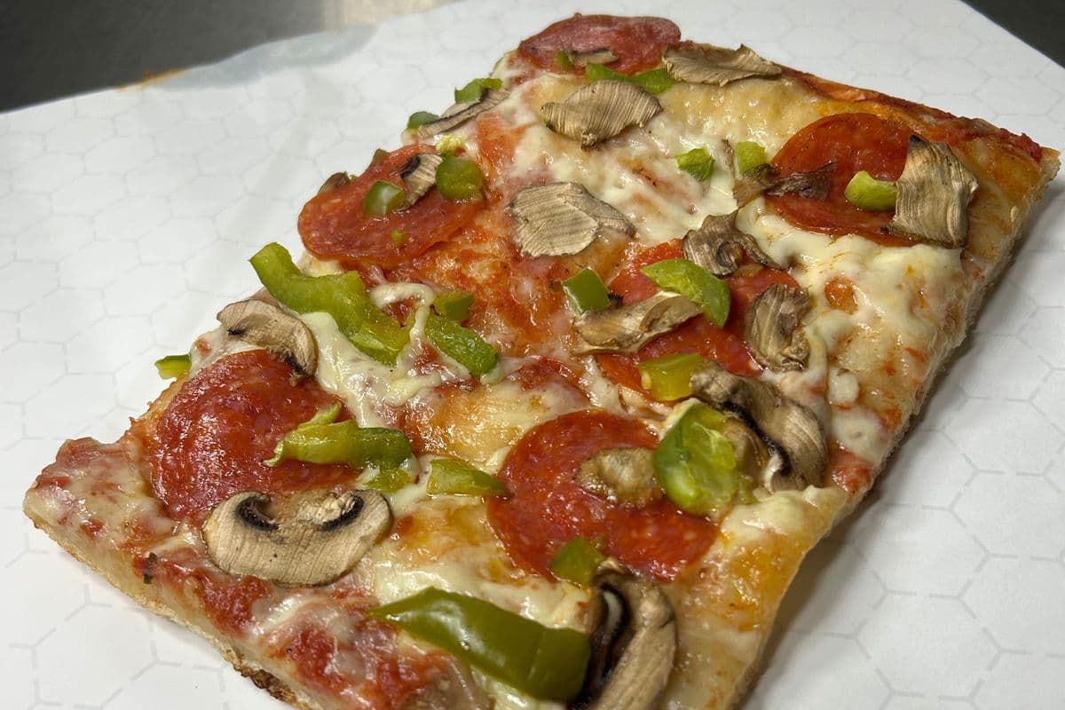 Deluxe Pizza