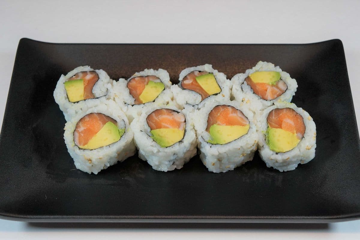 121. Salmon and Avocado Maki Roll (8 pcs)