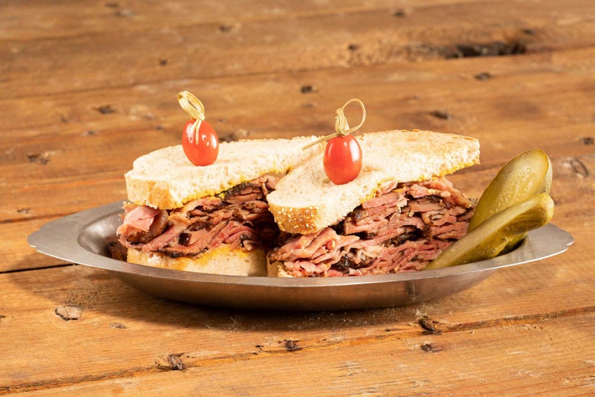 Sandwich au smoked meat avec cornichons grand