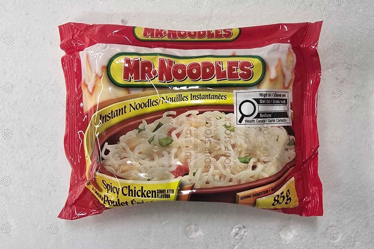 Mr. Noodles Spicy Chicken flavour instant noodle (85g)