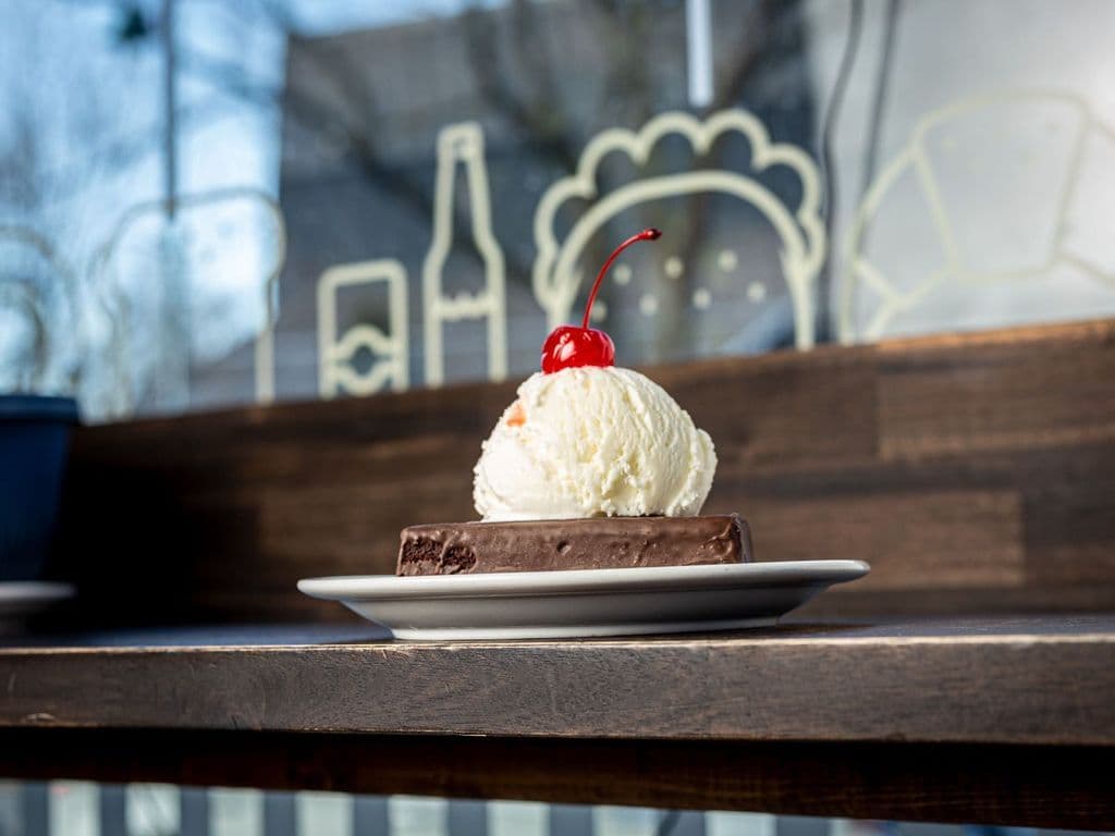 BROWNIE CON HELADO