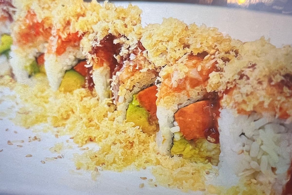 Crispy spicy salmon roll (8pcs) 脆辣三文鱼卷8片