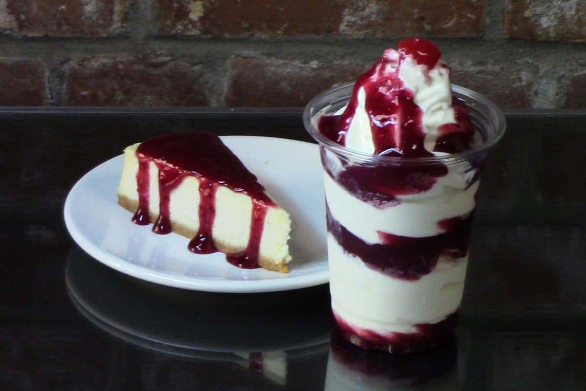 Duo Parfait et Gâteau Fromage avec Coulis de votre Choix/ Parfait and Cheese Cake Combo with Coulis of your Choice