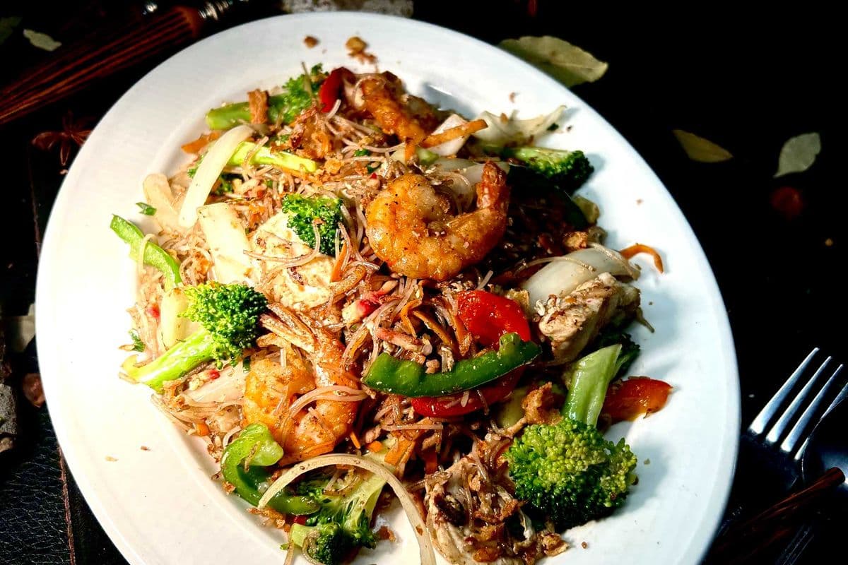 95. Stir-Fried Vermicelli Noodle with Chicken BBQ Pork and Shrimp