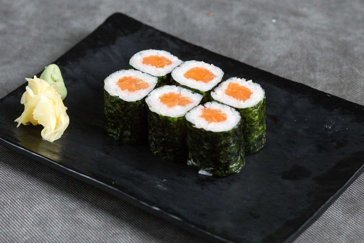 Salmon Roll (6 pcs)