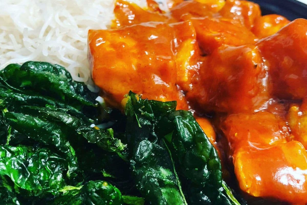 Tofu avec sauce aux arachides végétalienne et épinards frits / Tofu with Peanut Sauce and crispy spinach