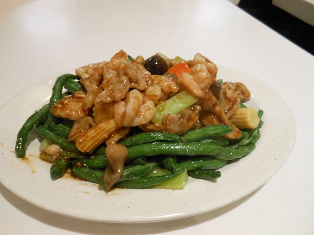 Prawns and Chicken Sauteed with Straw Mushroom and Green Bean 翠鳳鮮菇炒蝦球