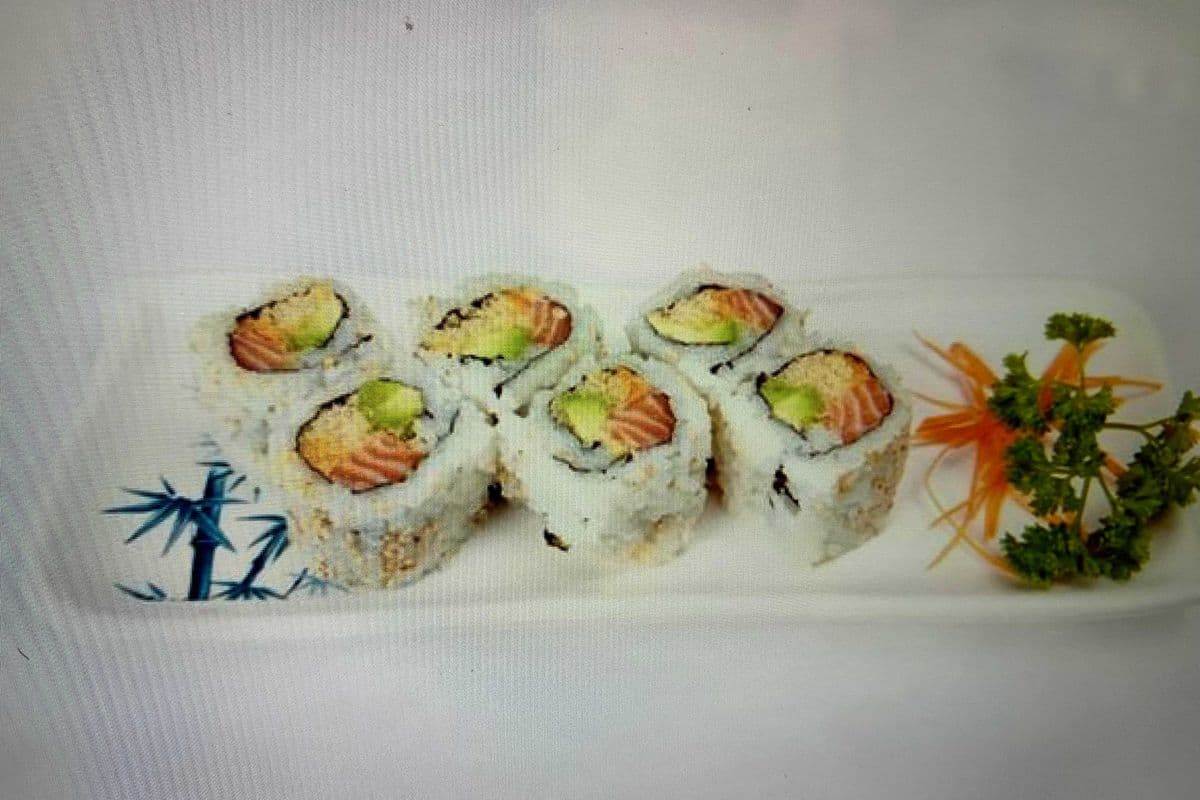 55. Saumon et avocat épicé rouleau (6 mcx)