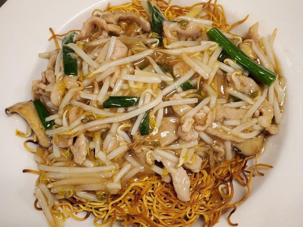 F1. 肉絲炒麵 Shredded Pork Crispy Noodle