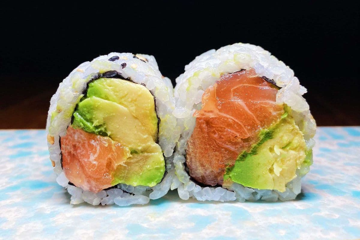 Salmon Avocado Roll (6 pcs)