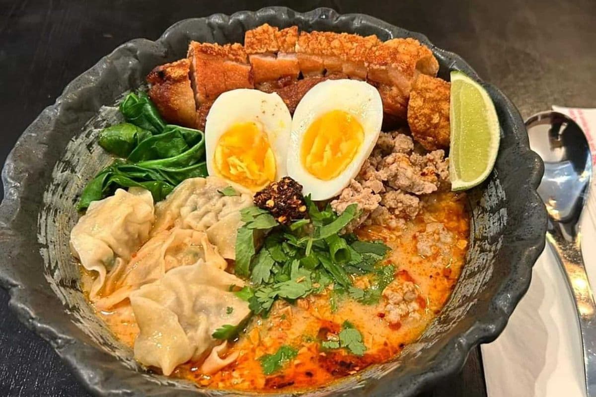 N1 - Tom Yum Noodle Soup | ก๋วยเตี๋ยวต้มย หมูสับ หมูกรอบ เกี๊ยว ไข่ต้ม