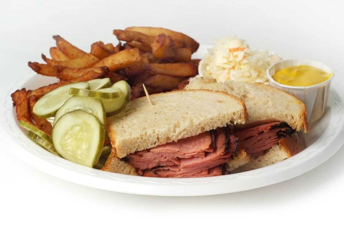 Assiette viande fumée garnie / Garnished Smoked Meat Plate