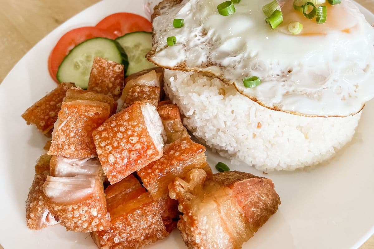 Lekasilog (Lechon kawali)