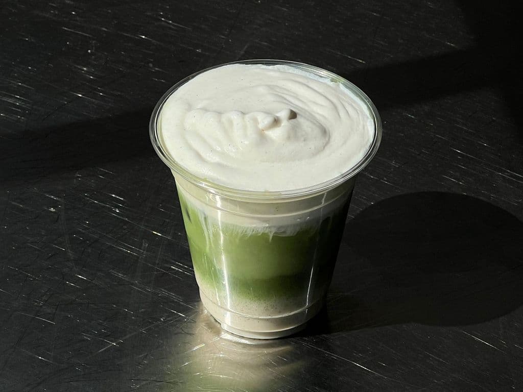 ICED MATCHA W. COP TOP.