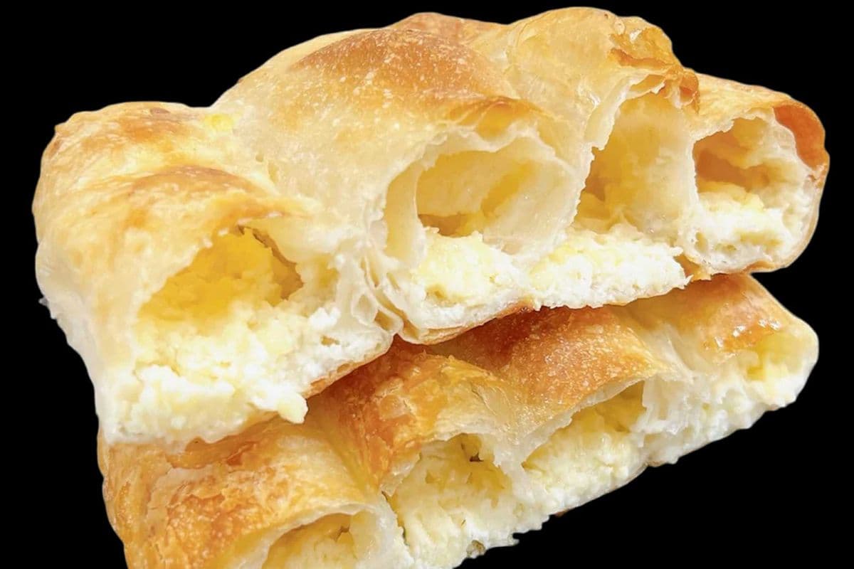 Burek Pastry – Cheese (twister big) (900 Cal)