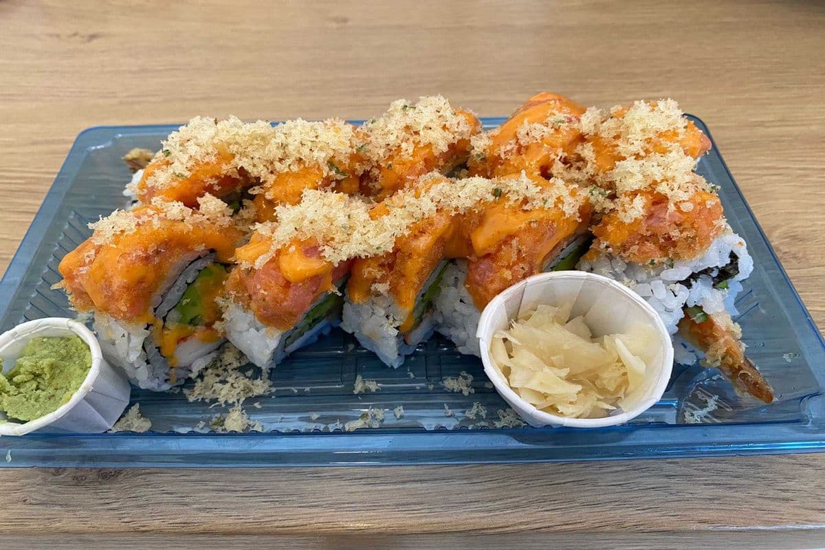 Spicy Salmon Crunchy Dragon (10 pcs)