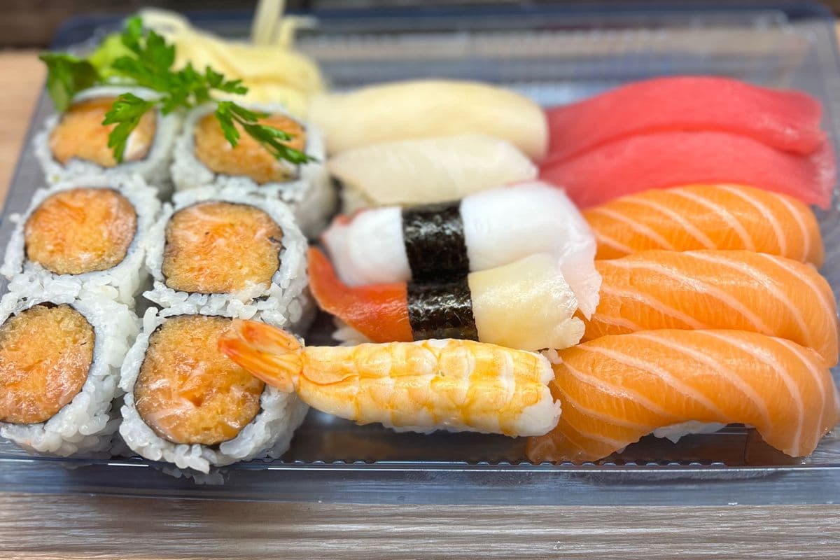 60. Assorted Sushi (16pcs)