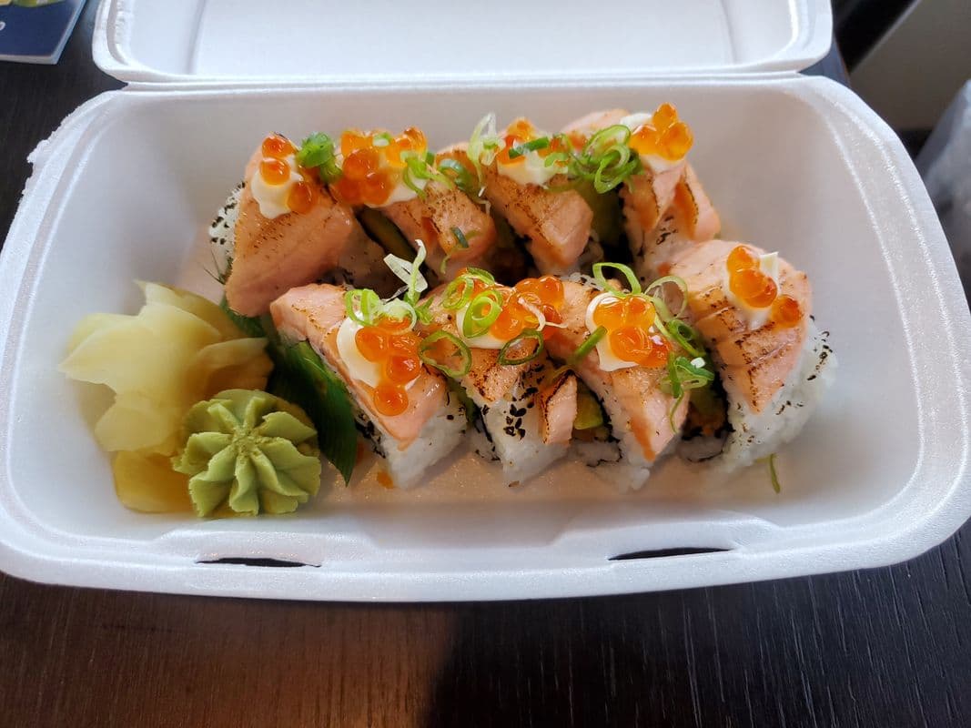126. Salmon Lover's Roll (8 pcs)