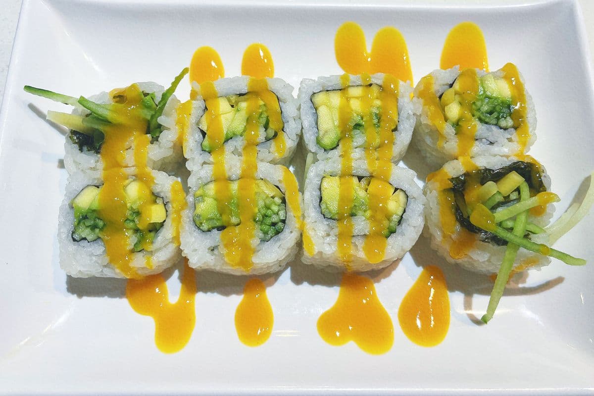 63. Mango Roll (8 pcs)