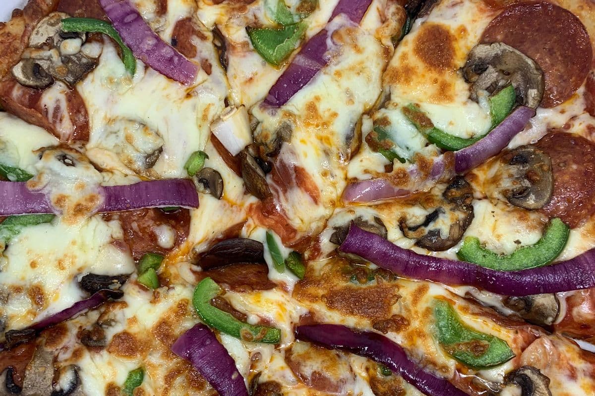 Medium Deluxe Pizza