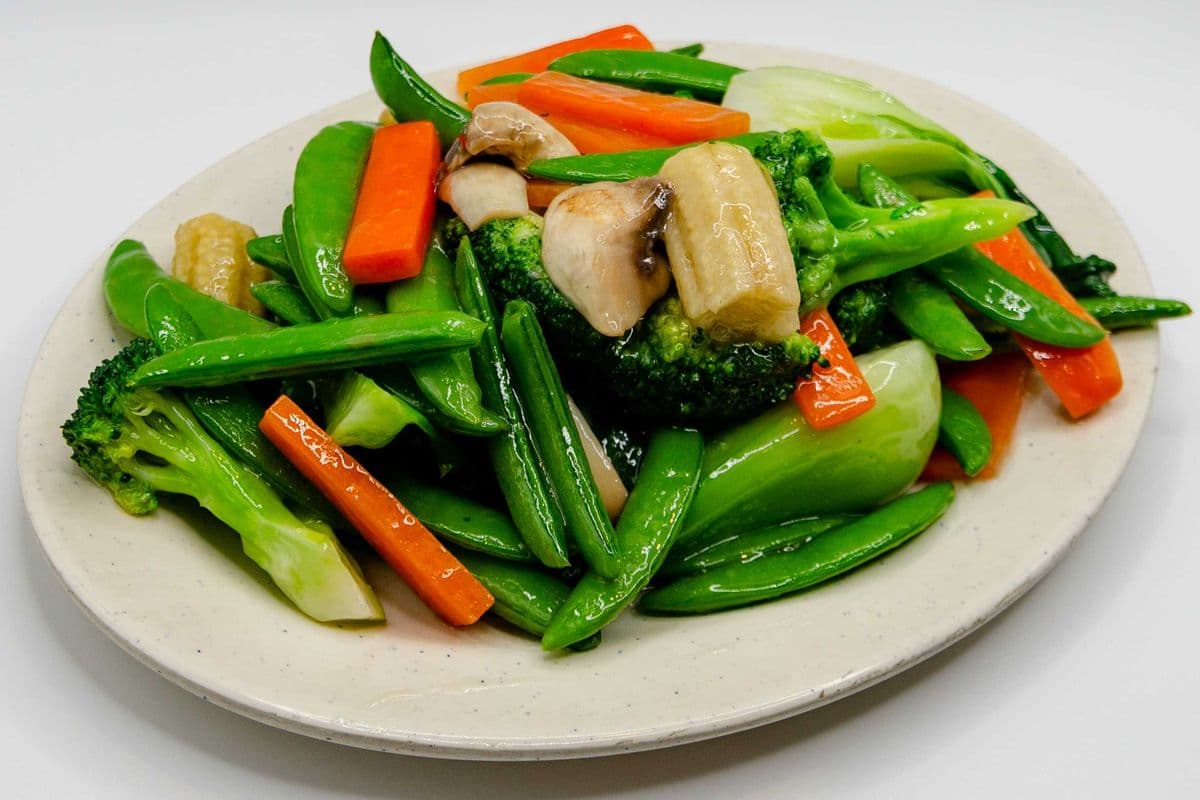 Sauteed Sugar Snap Pea with Assorted Vegetables and Mushroom 甜豆燴時蔬