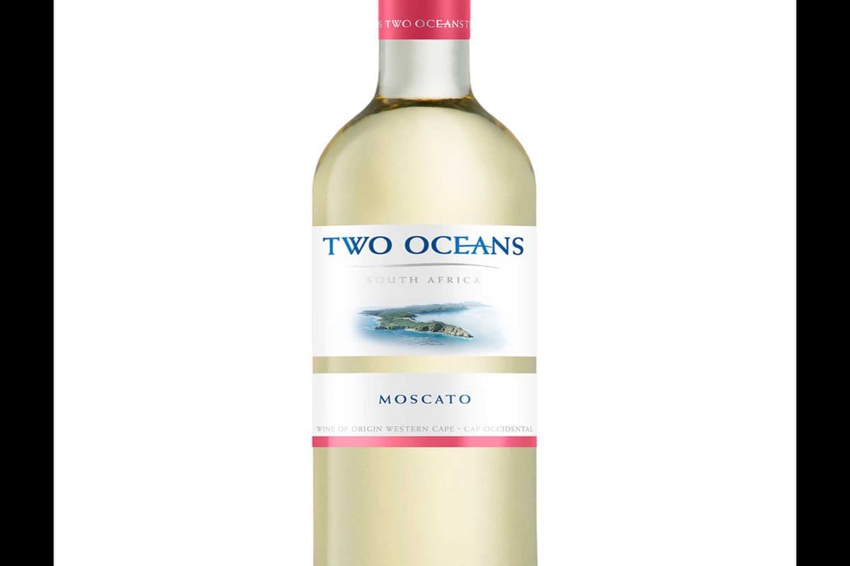 Two Oceans Moscato (750 ml) (1 x 750 ML )
