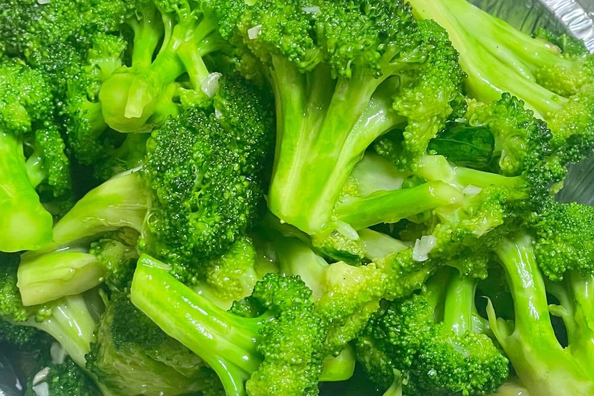 24. Stir Fried Broccoli in Garlic Sauce