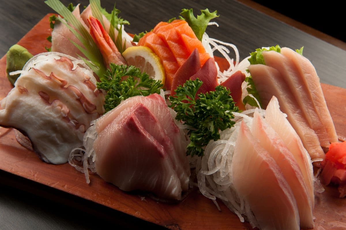 Deluxe Assorted Sashimi (24 pcs)