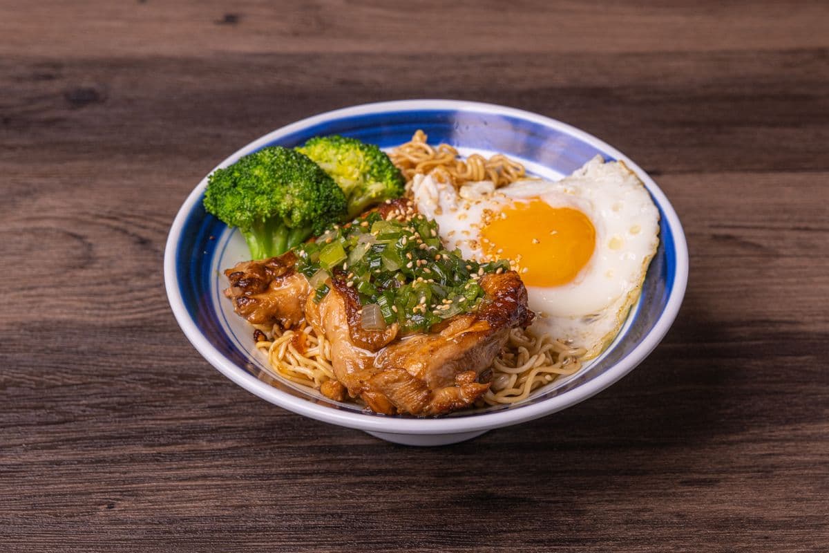 B18. Chicken Cutlet with Scallion Oil on Instant Noodles (蔥油雞扒撈丁)