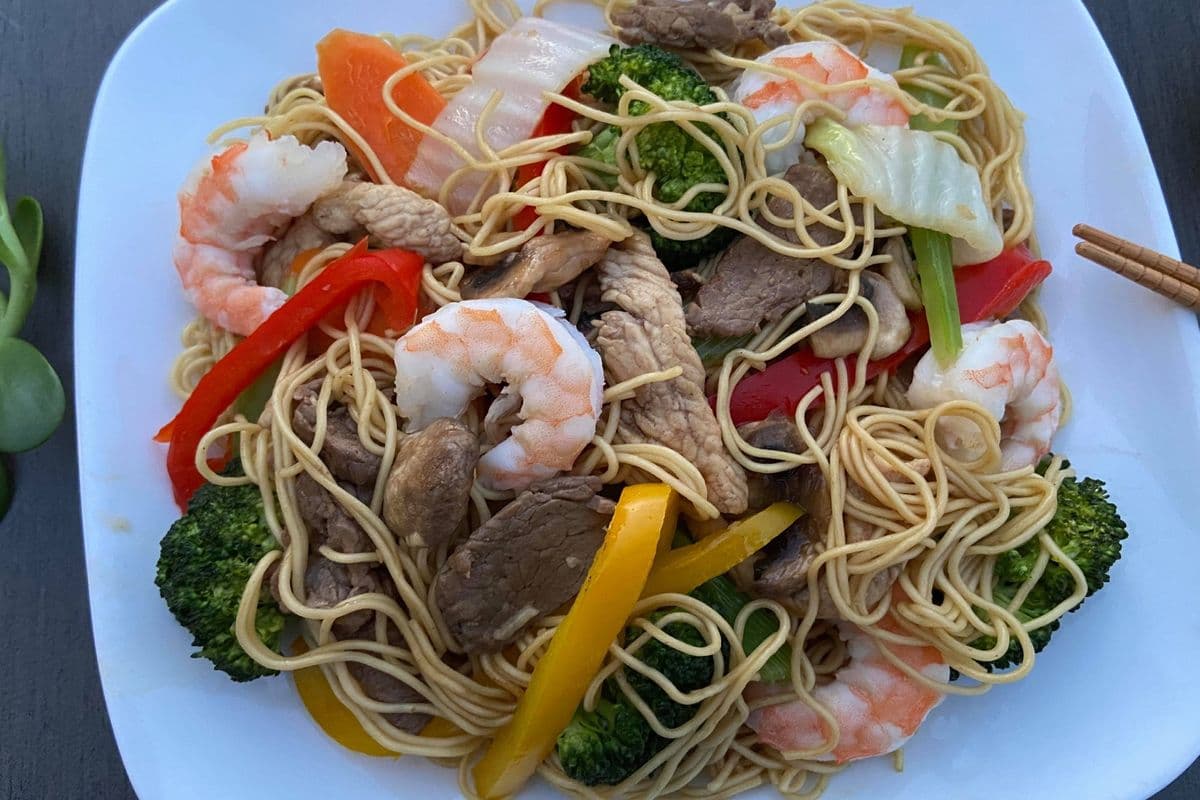 H9. House Special Egg Noodle Stir-Fry / Mì Xào đặc Biệt