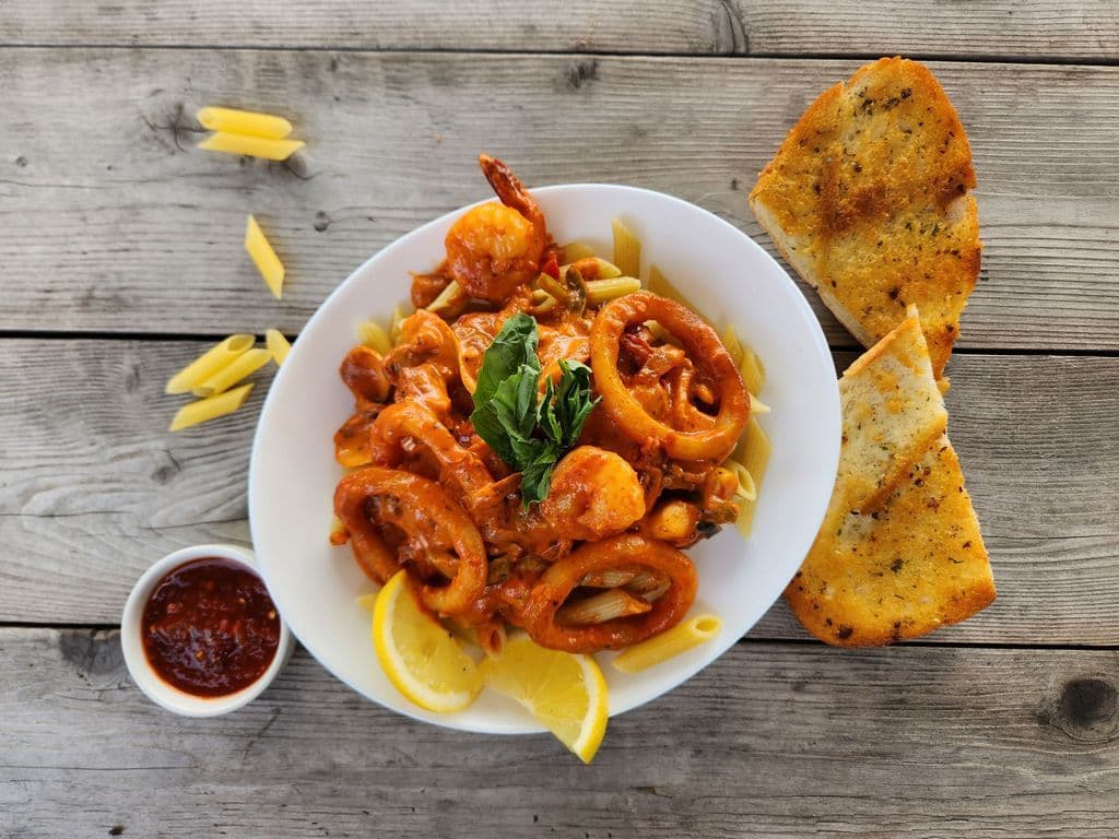 Seafood Pasta and Garlic Toast