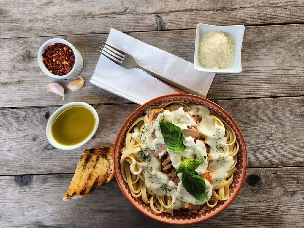 Fettucine with Chicken in Alfredo Sauce with Garlic Toast
