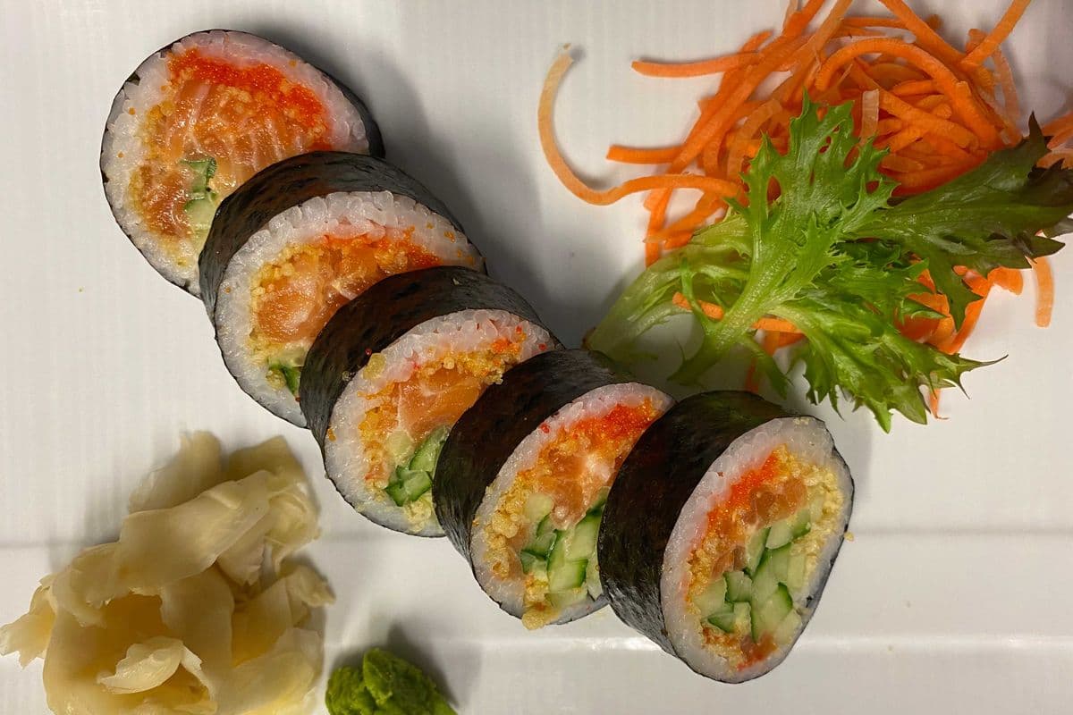 F7. Futomaki au saumon épicé / Spicy Salmon Futomaki
