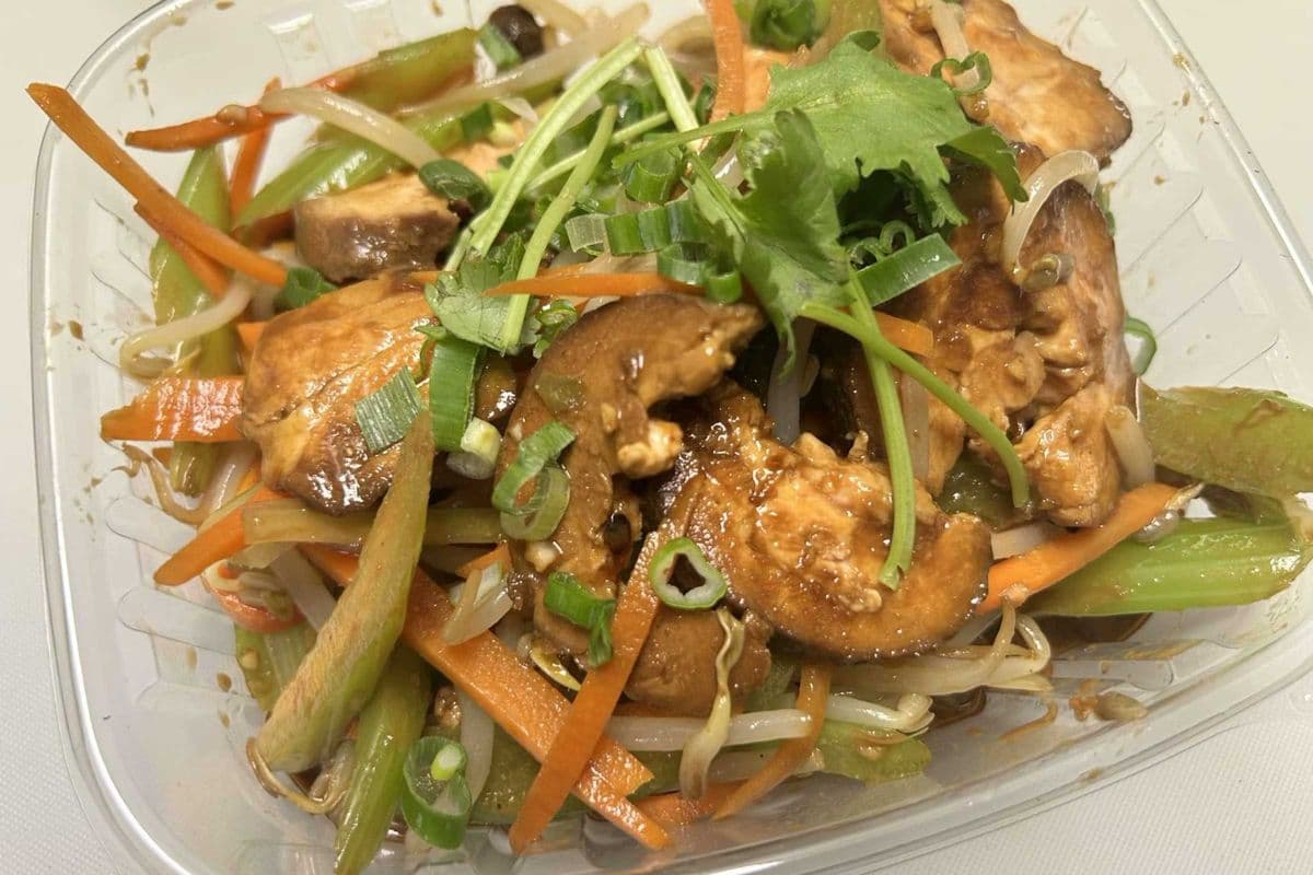 C3. CHICKEN SALAD 凉拌鸡肉