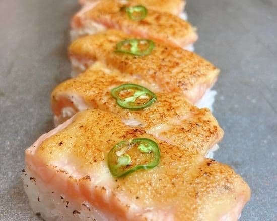 Aburioshi Salmon (6 pcs) / 三文鱼炙壽司 (6 pcs)