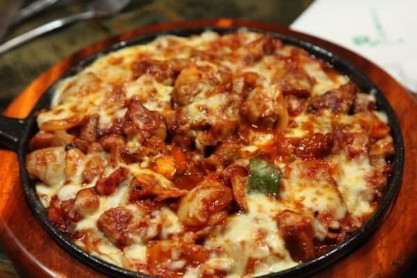 7. Poulet chaud et épicé au fromage et gâteau de riz / Hot and Spicy Chicken with Cheese and Rice Cake