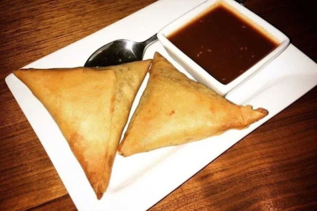 Chicken Samosas (2 pcs)