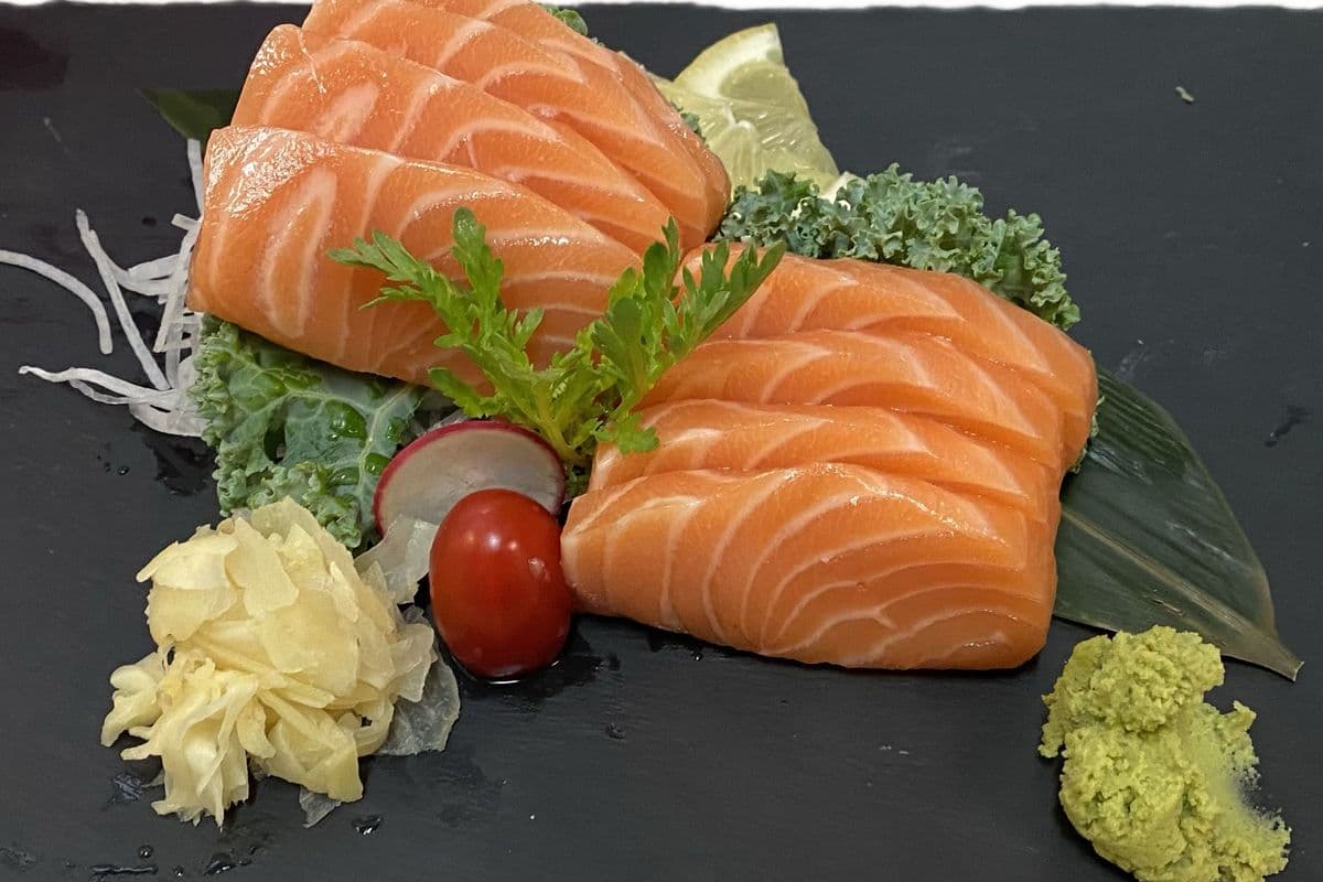 AT Salmon Sashimi (8 pcs)