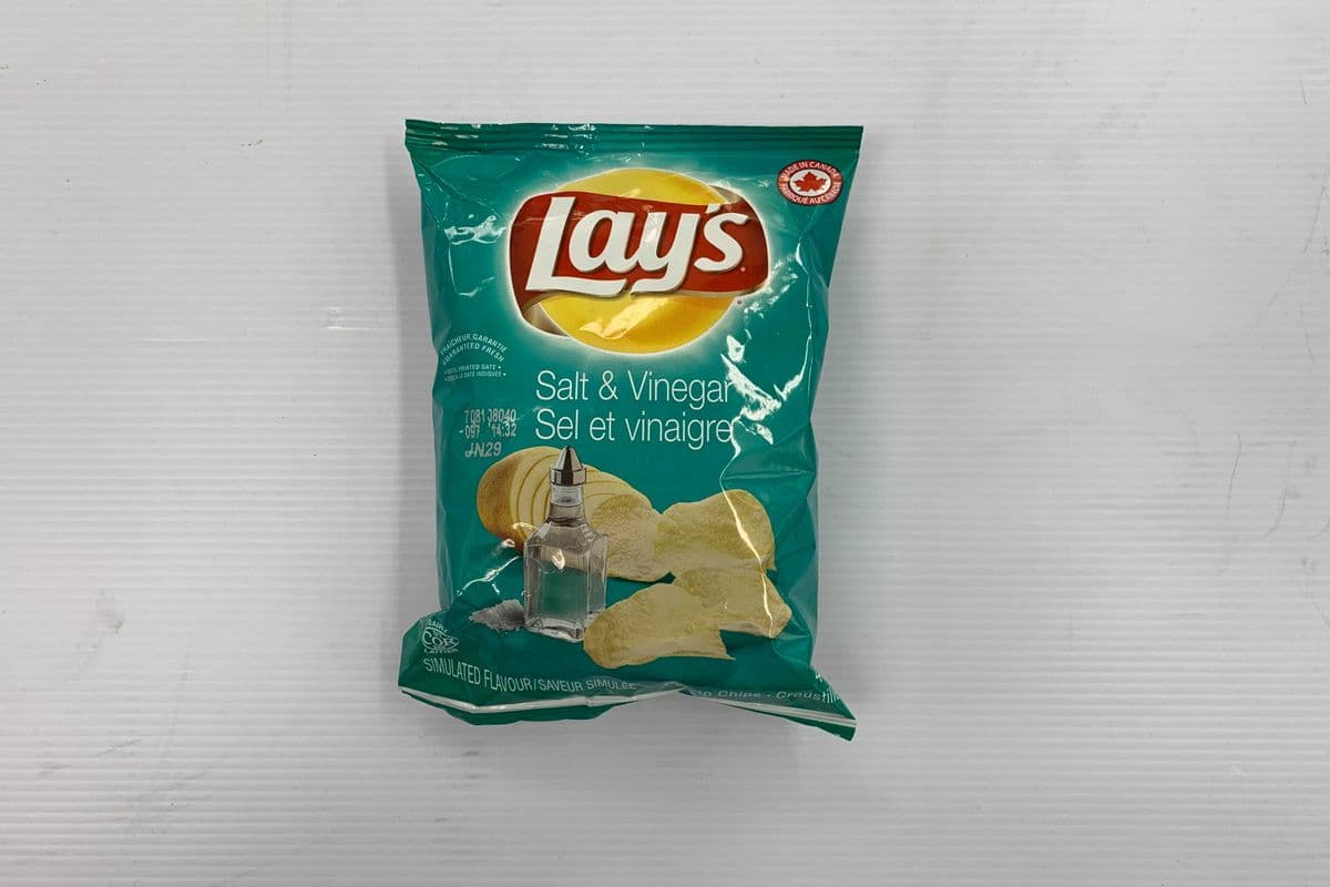 Lay's Salt & Vinegar Potato Chips (40 g)