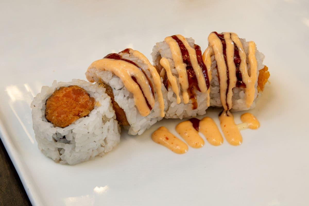 Spicy Salmon Roll (8 pcs) (Spicy)