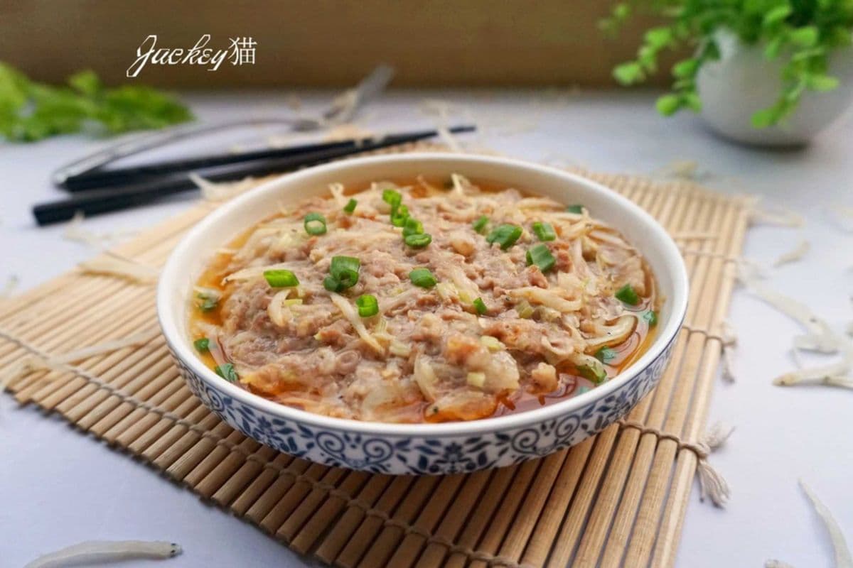 Steamed Minced Pork with Salted Fish (or Squid) 鹹魚蒸肉餅(或土魷馬蹄蒸肉餅)