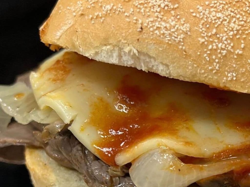 MINI STEAK WITH ONIONS SANDWICH