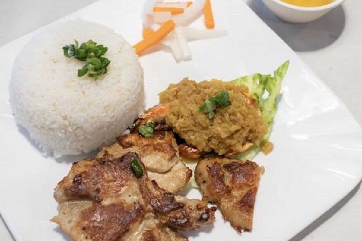 425 - Caramelized Jumbo Prawn and BBQ Chicken (蒜蓉大虾，香猪鸡扒饭）- Tom Cang Ga Nuong
