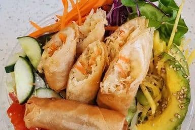 Poké bol aux rouleaux impériaux végétarien