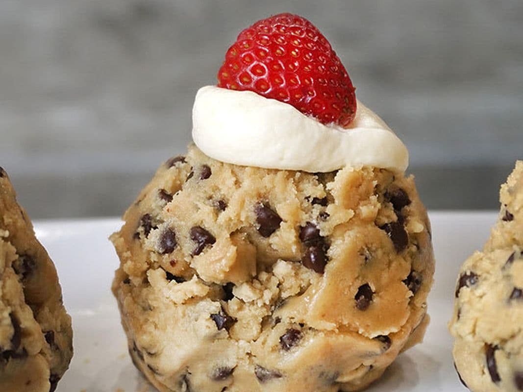 Cookie Dough Scoop - Strawberries & Cream