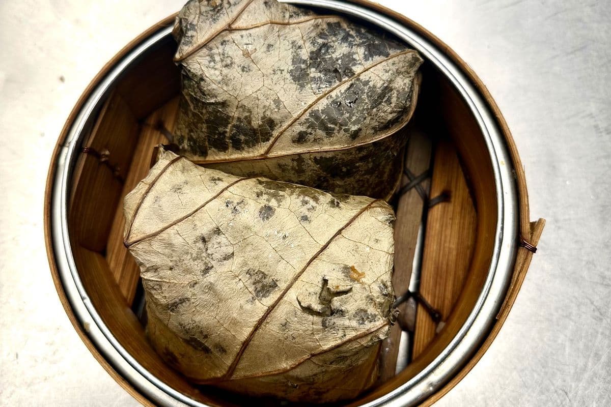 A15. Riz collant avec porc et poulet enrobés de feuilles de lotus / Sticky Rice with Pork and Chicken in Lotus Leaves