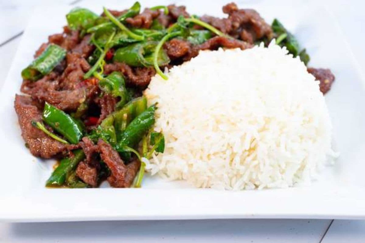 香菜小炒黄牛肉盖饭 stir fried beef with chinese celery rice bowl