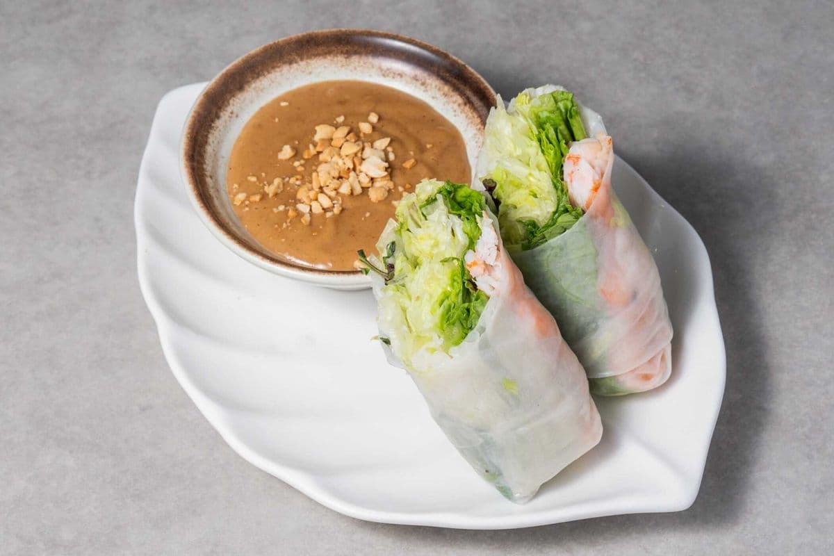 E05. Rouleaux printanier avec crevettes (2 morceaux) / E05. Spring Roll with Shrimps (2 Pieces)