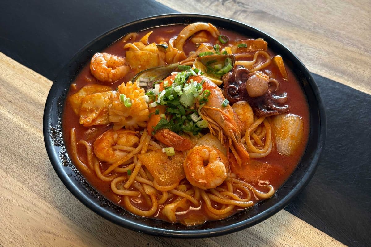 Stir-fried spicy seafood noodle